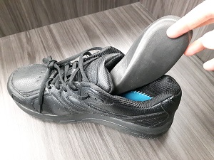 Pulling the shoe insole out